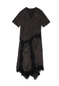 Vestido negro de manga corta con escote en V y dobladillo asimétrico, decorado con encaje negro en la parte inferior y en la sección media.