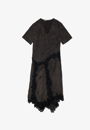 Czarna sukienka krótko rękawowa z dekoltem w kształcie litery V i asymetrycznym dołem, ozdobiona czarną koronką na dole i w środkowej części.