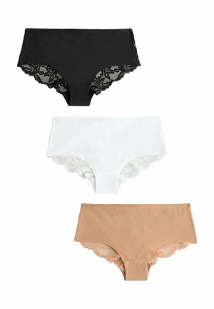 Tre par av kvinnlig hipsterunderkläder: svarta med spetskant, vita med spetsdetaljer och beige som har spets vid benen.