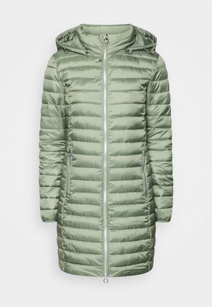 Manteau rembourré vert avec une capuche, présentant des sections matelassées horizontales et deux poches latérales zippées. Matériau lisse et brillant. Fermeture éclair argentée.
