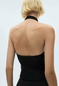 Sort haltertop med en glat, tætsiddende pasform. Har en lav ryg og en glat tekstur, der fremhæver skuldre og nakkeområde.