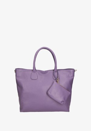 Sac fourre-tout en cuir violet avec finition texturée, deux poignées et une pochette détachable. Éléments en métal doré et une forme structurée.