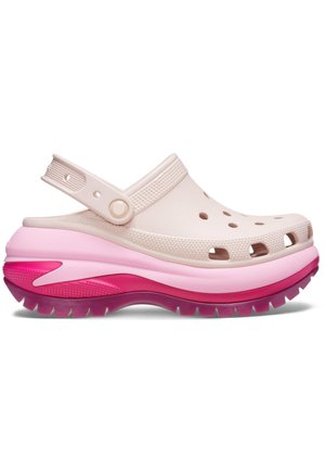 Sabots rose clair avec des trous de ventilation, une sangle texturée et une semelle multi-couches dégradée du rose au rose foncé.