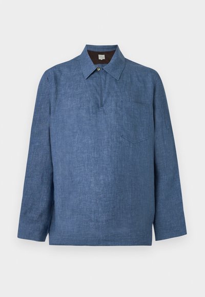 Μπλε λινό πουκάμισο με μακριά μανίκια, μυτερό γιακά, μονή σειρά κουμπιών μπροστά και τσέπη στο στήθος, εμφανιζόμενο σε μονόχρωμο φόντο.