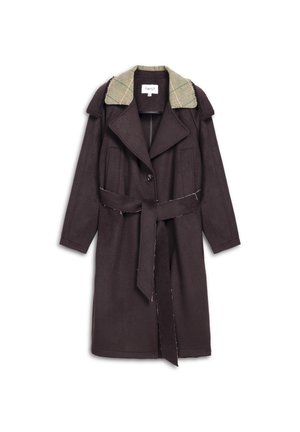 Tmavě hnědý dlouhý vlněný kabát s béžovým vzorovaným límcem, páskem v oblasti pasu, dlouhými rukávy a jediným předním knoflíkem na zapínání.