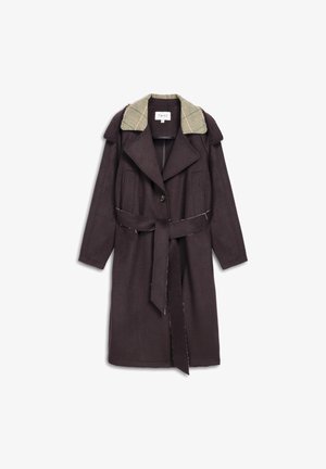 Donkerbruin lange wollen jas met een beige patroon kraag, ceintuur in de taille, lange mouwen en een enkele sluiting met een knoop aan de voorkant.