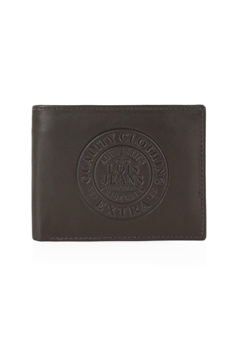 Cartera de cuero marrón con logotipo circular grabado, que presenta el texto "Quality Clothing Extra" y "Lois Jeans". Textura suave, diseño de bi-fold.