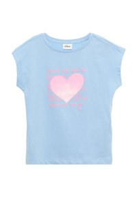 Lichtblauw T-shirt met korte mouwen en een ronde halslijn, voorzien van een grote roze hartafbeelding en tekst in roze en wit. Zachte katoenmaterialen.