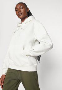 Champion ICONS HOODIE TONAL LOGO LARGE - Felpa - white/multicolor