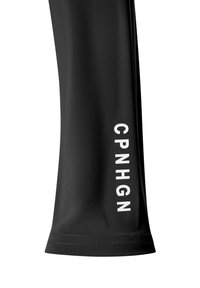 Melna sporta piedurknīte ar gludu tekstūru un taisnu griezumu. Sānos vertikāli drukātas baltas lielas burti "CPNHGN".