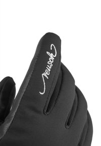 Guantes negros con una textura suave, que presentan acentos cosidos y un logo bordado en blanco. Diseñados para ofrecer calidez y agarre.