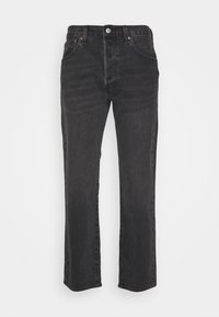 Schwarze Denim-Jeans mit geradem Bein. Zu den Merkmalen gehören ein Knopfverschluss, fünf Taschen und dezente Verblassungen, mit einer glatten Textur.