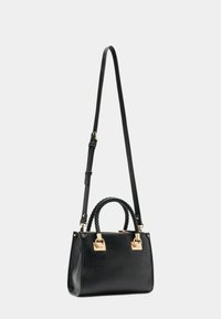 Sac à main en cuir noir avec une texture granuleuse, quincaillerie dorée, poignées supérieures tressées et une sangle amovible. Design compact et structuré.