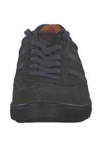 Baskets en suede gris foncé avec une semelle en caoutchouc, présentant des lacets gris et trois rayures horizontales. La doublure intérieure orange contraste avec l'extérieur.
