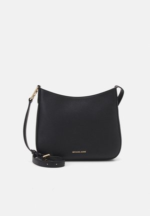 Sort læder crossbody taske med et buet design, guld logo accent og justerbar rem, med en tekstureret overflade.