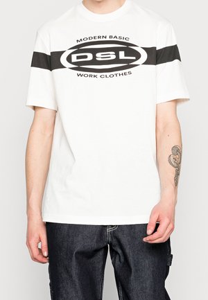 Weißes Baumwoll-T-Shirt mit rundem Ausschnitt, kurzen Ärmeln und einem schwarzen Grafikdesign mit dem Schriftzug "DSL WORK CLOTHES" auf der Vorderseite.