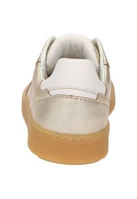 Metallisch goldener Sneaker mit glatter Textur, gepolstertem weißen Kragen und Gummisohle. Merkmale sind minimale Nähte und ein elegantes Design.