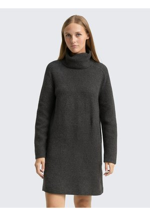 Robe col roulé gris charbon faite d'un tricot doux et texturé ; présente des manches longues et des accents côtelés au col et aux poignets.