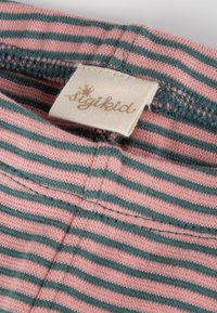 Nahaufnahme eines gestreiften Stoffes in Rosa- und Türkistönen, mit einem daran genähten Etikett mit der Aufschrift "igikid" am Rand.