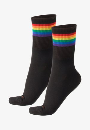 Calzini neri con un motivo a coste, featuring strisce orizzontali multi-colorate in rosso, arancione, giallo, verde, blu e viola nella parte superiore.