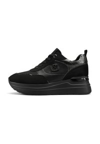 Sneaker nera con tomaia in camoscio e materiale sintetico, design con lacci, logo prominente e suola piattaforma spessa e lucida per un'altezza aggiuntiva.