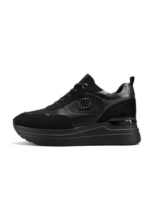 Sneaker nera con tomaia in camoscio e materiale sintetico, design con lacci, logo prominente e suola piattaforma spessa e lucida per un'altezza aggiuntiva.