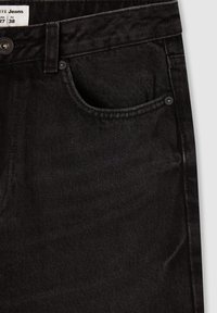Czarne dżinsy o klasycznym pięcio-kieszeniowym fasonie, prostym kroju, mocnym materiale oraz subtelnej fakturze w warkocz.
