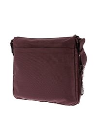 Dunkelrote, strukturierte Messenger-Tasche mit verstellbarem Schultergurt und Reißverschluss, von einem drei Viertel-Rückenwinkel gezeigt.