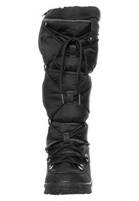 Stivale invernale isolato nero con una parte superiore testurizzata, design con lacci e colletto imbottito. Presenta accessori metallici e una robusta suola in gomma.