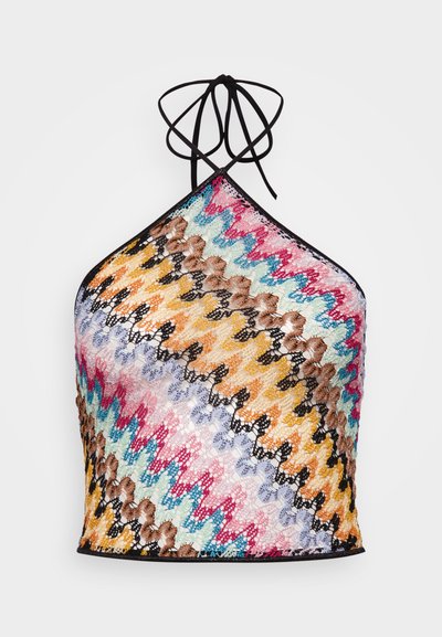 Halteru veida cropped tops, izgatavots no daudzkrāsaina mežģīņu auduma, ar zīģeļveida rakstiem rozā, oranžā, zilā un dzeltenā krāsā, ar melniem maliņu un saišu akcentiem.