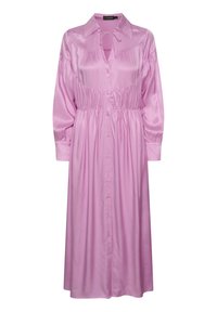 Lungo abito in satin rosa con chiusura a bottoni, vita arricciata e yoke, maniche lunghe e colletto con dettaglio a cravatta.