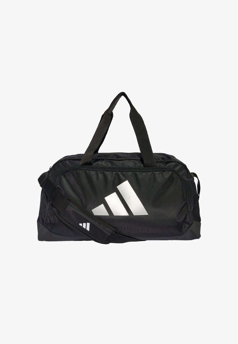 Svart duffelbag med justerbar stropp, med et fremtredende hvitt Adidas-logo, laget av syntetisk materiale, og solide håndtak. Teksturert overflatedesign.
