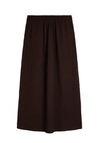 Brązowa midi spódnica o teksturowanej strukturze z elastycznym paskiem w talii. Posiada marszczony materiał oraz dwie boczne kieszenie. Opada prosto do kostek.