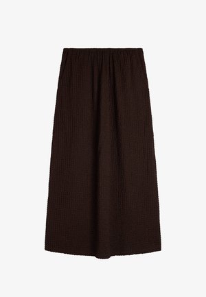 Brązowa midi spódnica o teksturowanej strukturze z elastycznym paskiem w talii. Posiada marszczony materiał oraz dwie boczne kieszenie. Opada prosto do kostek.