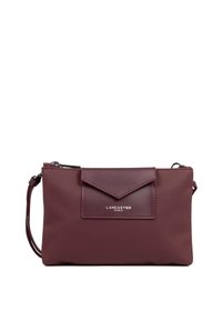 Clutch in similpelle bordeaux con chiusura a pattina, hardware in argento e logo in rilievo. Forma rettangolare compatta con una texture liscia.