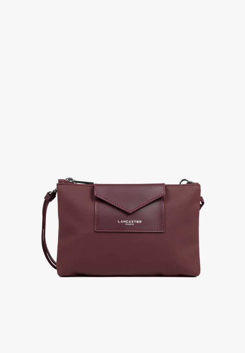 Clutch in similpelle bordeaux con chiusura a pattina, hardware in argento e logo in rilievo. Forma rettangolare compatta con una texture liscia.