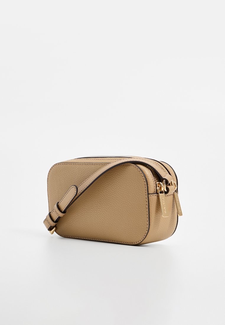 Kleine Schultertasche aus braunem Leder mit strukturierter Oberfläche, geschwungener Form, Reißverschluss und goldfarbenen Hardware-Akzenten. Verstellbarer Riemen.