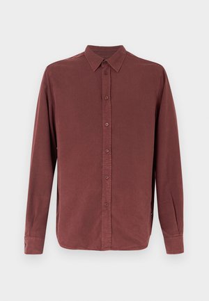 Garšīgā piedurknē pogājamā krekla ar klusu bordo krāsu ar klasisku apkakli un vienu pogu aprocēm, attēlots uz baltā fona.