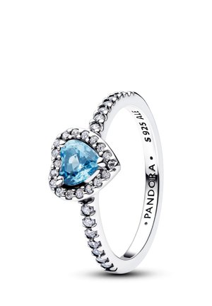 Silberring mit herzförmigem blauem Edelstein, umgeben von kleinen klaren Steinen, detailliertem Ringband und eingraviertem "PANDORA S 925 ALE".