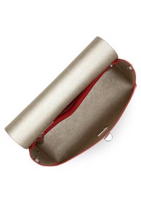 Borsa a mano rossa con un flap dorato testurizzato aperto, che rivela un interno beige. Presenta una tasca con zip e accessori in metallo.
