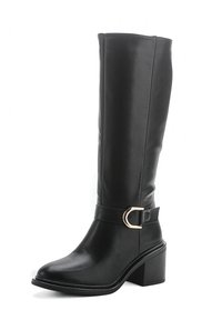 Botas negras hasta la rodilla, hechas de un material sintético suave, con un acento de hebilla dorada en el tobillo y un diseño de tacón cuadrado.