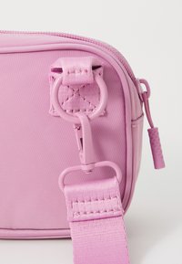 Jordan JAW ALPHA CAMERA BAG - Torba preko tijela - orchid