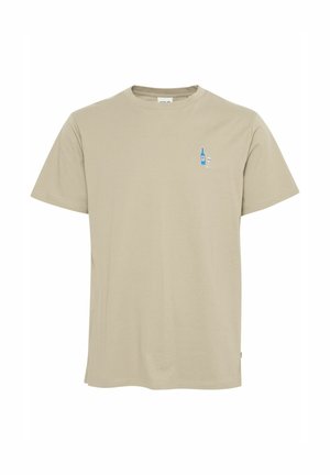 T-shirt en coton beige à manches courtes, col rond, avec une broderie d'une bouteille et d'un verre bleus sur la poitrine gauche.