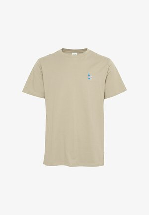 Beige bomull t-skjorte med korte ermer, rund hals, med broderi av en blå flaske og glass på venstre bryst.