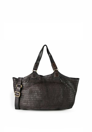 Sac fourre-tout en cuir noir avec motif texturé, deux bretelles et une sangle à boucle réglable sur fond blanc.