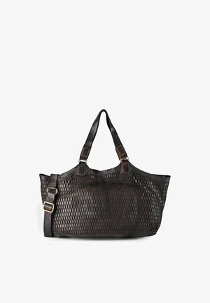 Schwarze Ledertasche mit strukturiertem Muster, zwei Schulterriemen und einem verstellbaren Schnallenriemen auf weißem Hintergrund.