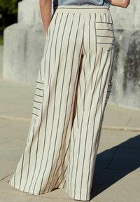 Next STRIPED SUPER WIDE - Pantalon classique - ecru