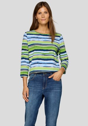 Gestreiftes Langarm-Top in Blau, Grün und Weiß, aus weichem Stoff mit rundem Ausschnitt und lockerem Schnitt, kombiniert mit Jeans.