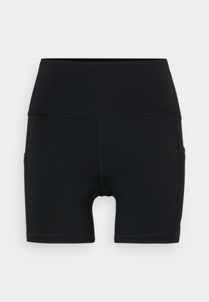 Μαύρες αθλητικές βερμούδες κατασκευασμένες από ελαστικό υλικό, με ψηλή μέση, εφαρμοστή σχεδίαση και επίπεδους ραφές για άνεση και ανθεκτικότητα.