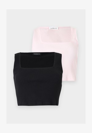 Δύο ριμπ, αμάνικα crop tops με τετράγωνες λαιμόκοψεις, ένα μαύρο μπροστά και ένα ανοιχτό ροζ πίσω, και τα δύο με την ετικέτα EVEN&ODD.